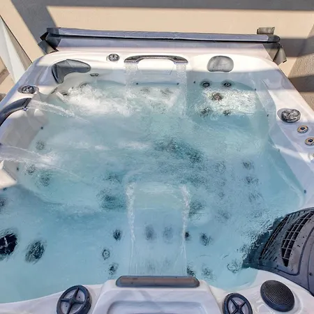 Apartman Mercury Towers The Only With Private Jakuzzi